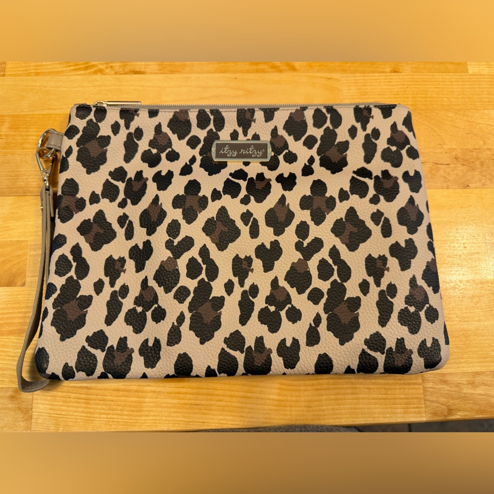 Itzy ritzy portable changing pad & bag